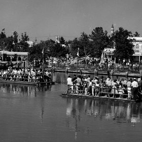 Rafts going to Tom Sawyer Island