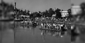 Rafts going to Tom Sawyer Island