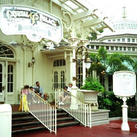 photo of entrance to Crystal Palace Restaurant