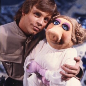 Luke Skywalker and Miss Piggy on the set of the Muppets in 1980