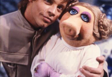 Luke Skywalker and Miss Piggy on the set of the Muppets in 1980