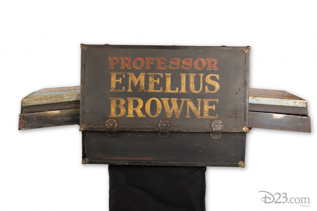 photo of unfolded trunk of Professor Emelius Browne