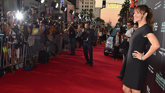 photo of actress Jennifer Garner posing for media on the red carpet of Hollywood Boulevard