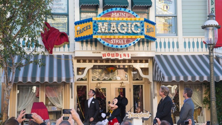 Tony Baxter at Disneyland accepting Main Street Marvels Award