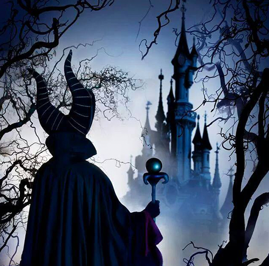 Maleficent will cast a spell on the Sleeping Beauty Castle and the Disneyland Park and will invite some of the Disney Villains to join her in the Castle Courtyard