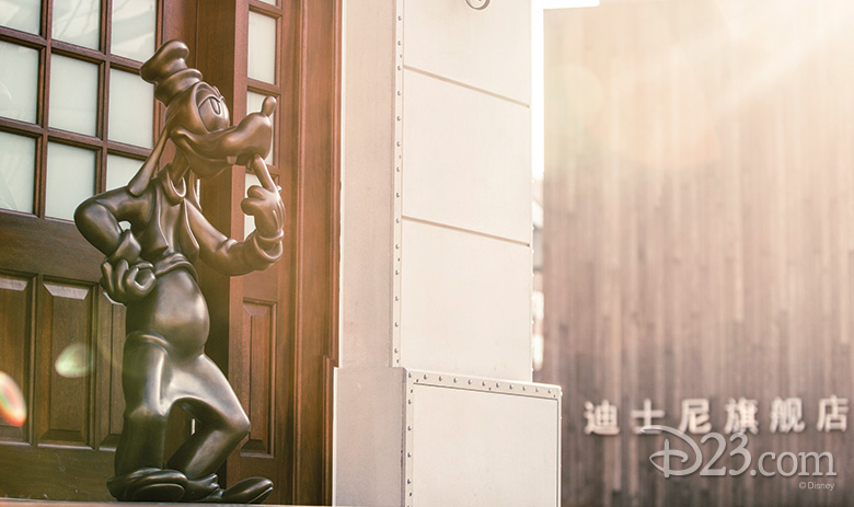 Goofy statue on the Shanghai Disney Store Clock Tower