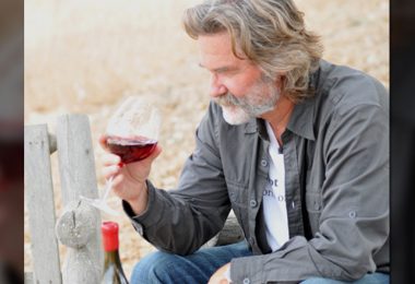 Kurt Russell with his Gogi wine