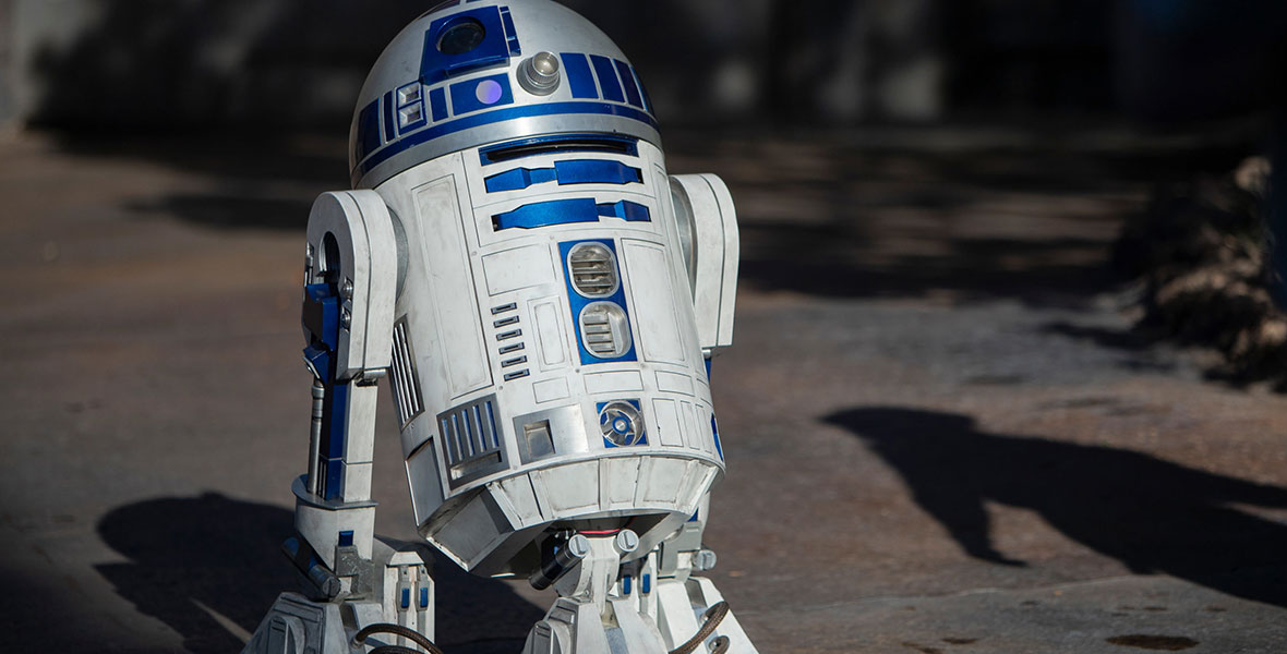 R2 D2 Now Roaming Around Star Wars Galaxy S Edge At Disneyland Park D23