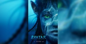 The official teaser poster for 20th Century Studios’ Avatar: The Way of Water, with a close-up image of a Na’vi set against a watery blue background.