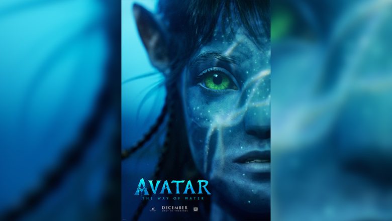 The official teaser poster for 20th Century Studios’ Avatar: The Way of Water, with a close-up image of a Na’vi set against a watery blue background.