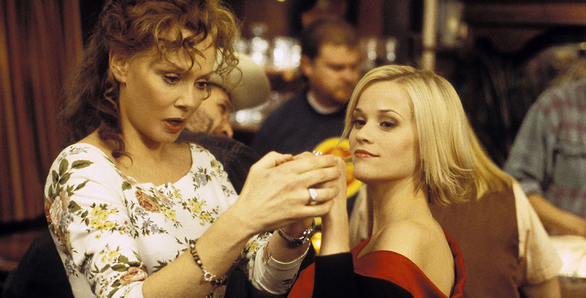 Melanie (Reese Witherspoon) shows off her massive engagement ring to Stella Kay (Jean Smart) in the movie Sweet Home Alabama.