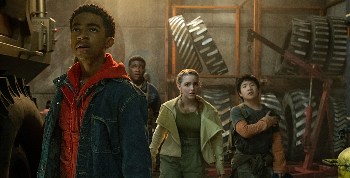 In a scene from Crater, Isaiah Russell-Bailey, Mckenna Grace, Billy Barratt, Orson Hong, and Thomas Boyce explore a mysterious room.