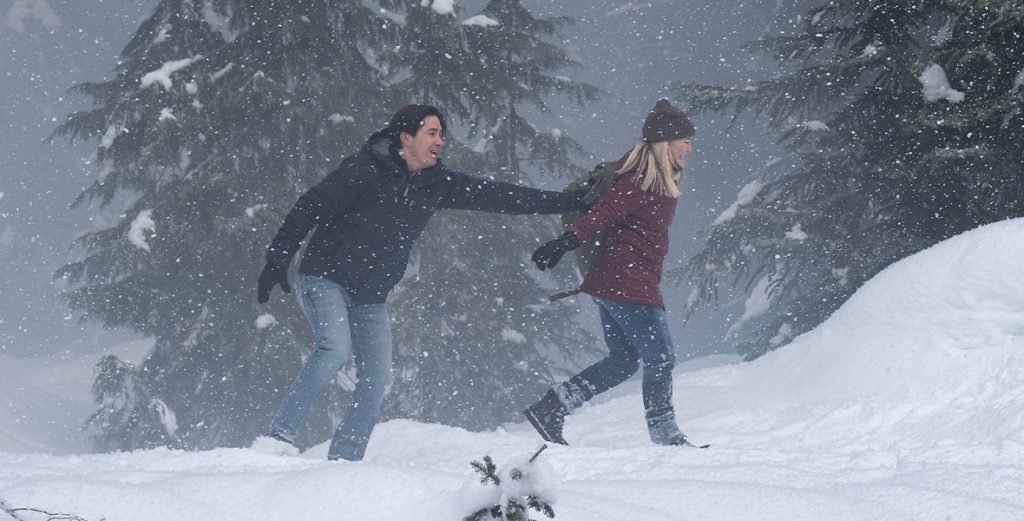 In the Goosebumps episode "You Can't Scare Me," actor Justin Long chases after actor Rachael Harris in a snowy forest.