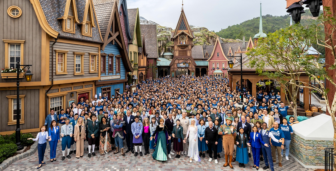 Cast Members and characters pose for a group photo at World of Frozen.