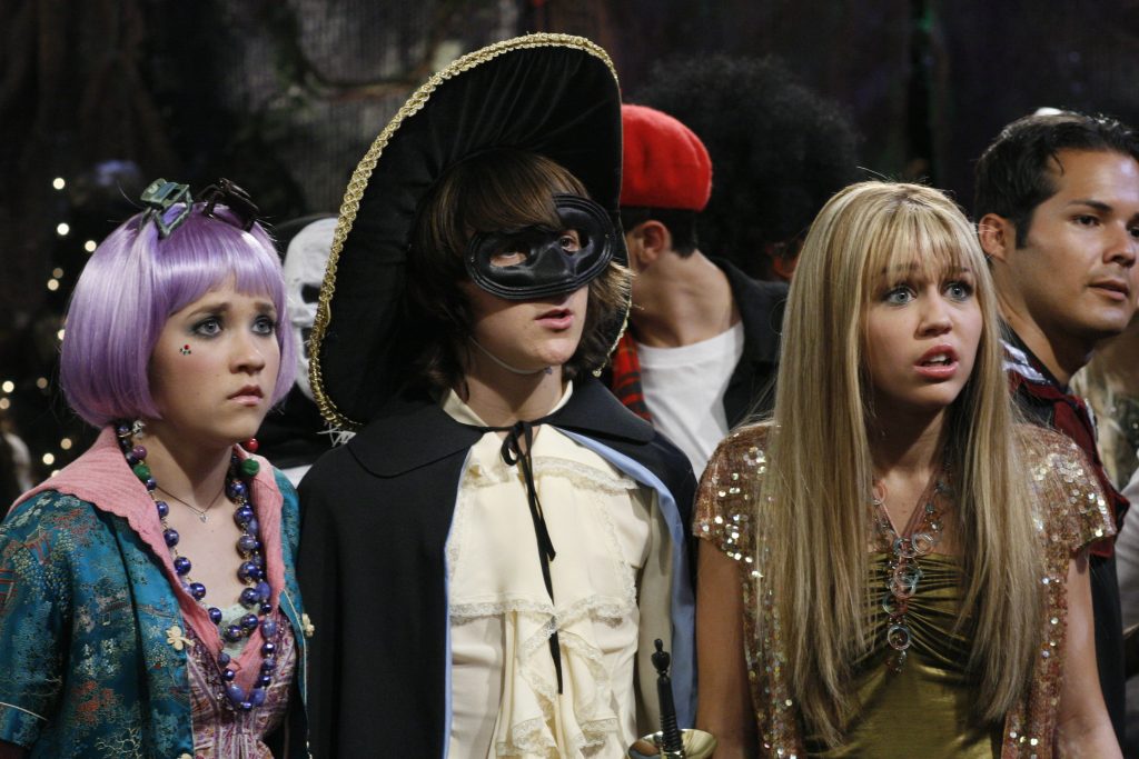 An image from the "Torn Between Two Hannahs" Halloween episode of Hannah Montana.