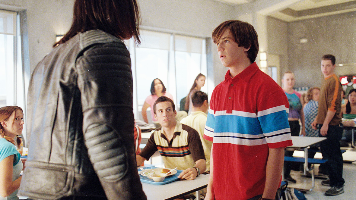 Warren Peace (Steven Strait, left) and Will Stronghold (Michael Angarano, right) get into a fight at lunch in Sky High (2005).