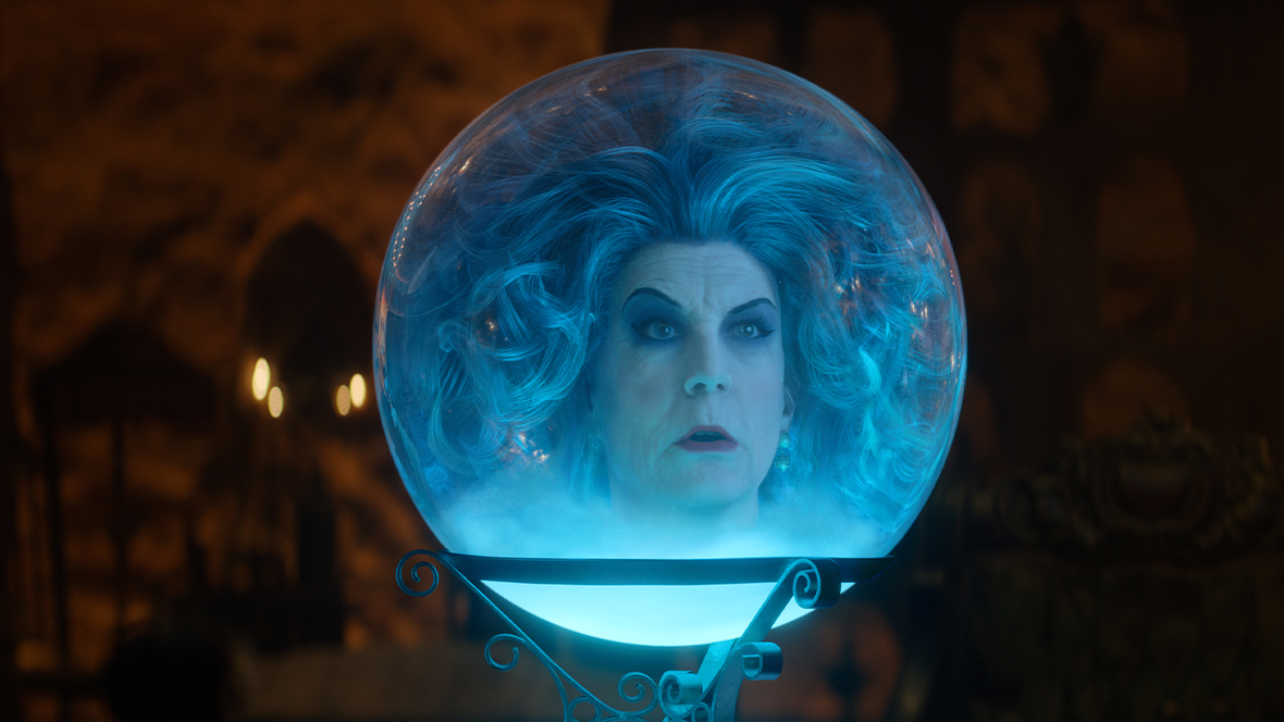 Madam Leota’s head (played by Jamie Lee Curtis) inside a crystal ball in Haunted Mansion (2023)