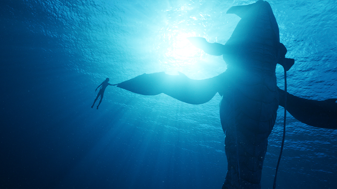 Lo'ak (Britain Dalton) bonds with a Tulkun underwater.